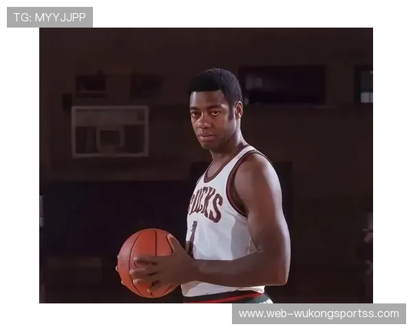 奥斯卡·罗伯特森无球跑动减少，组织重心前移改变进攻结构