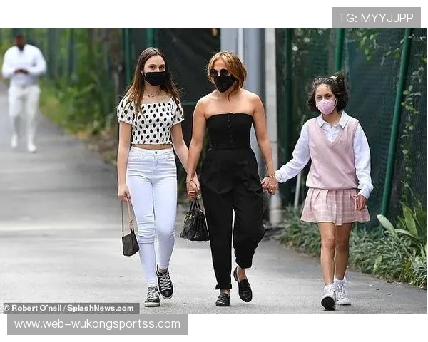 汪周雨训练完直接拎爱马仕去吃火锅？