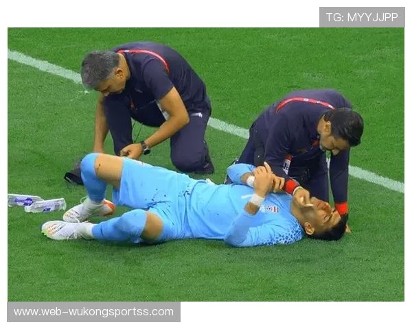 受伤倒地中断足球比赛，这些规则细节你必须知道